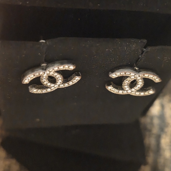 COA CHANEL Silver and Crystal Logo Earrings - Picture 6 of 10